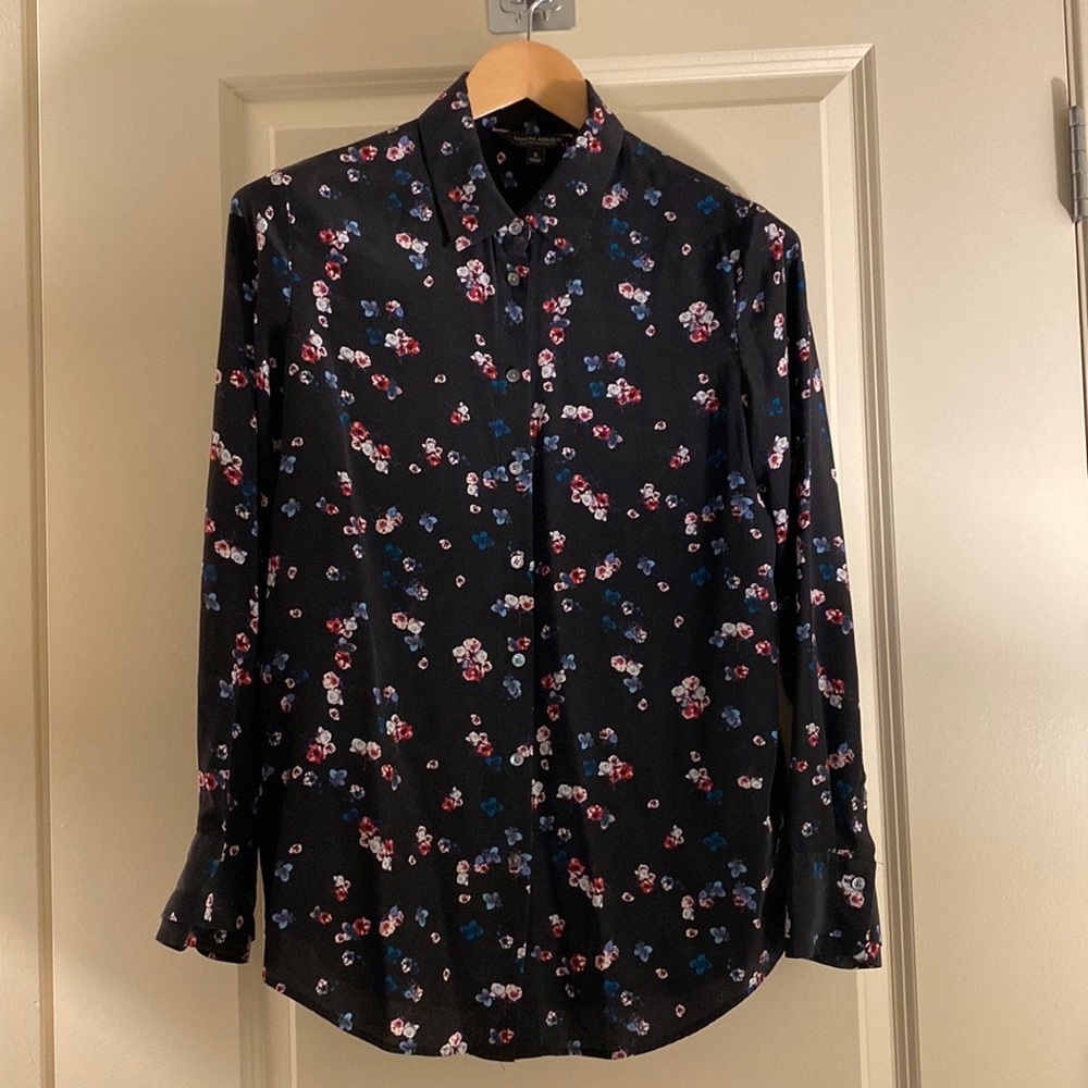 Banana Republic Dillon Fit 100% Silk button up blouse